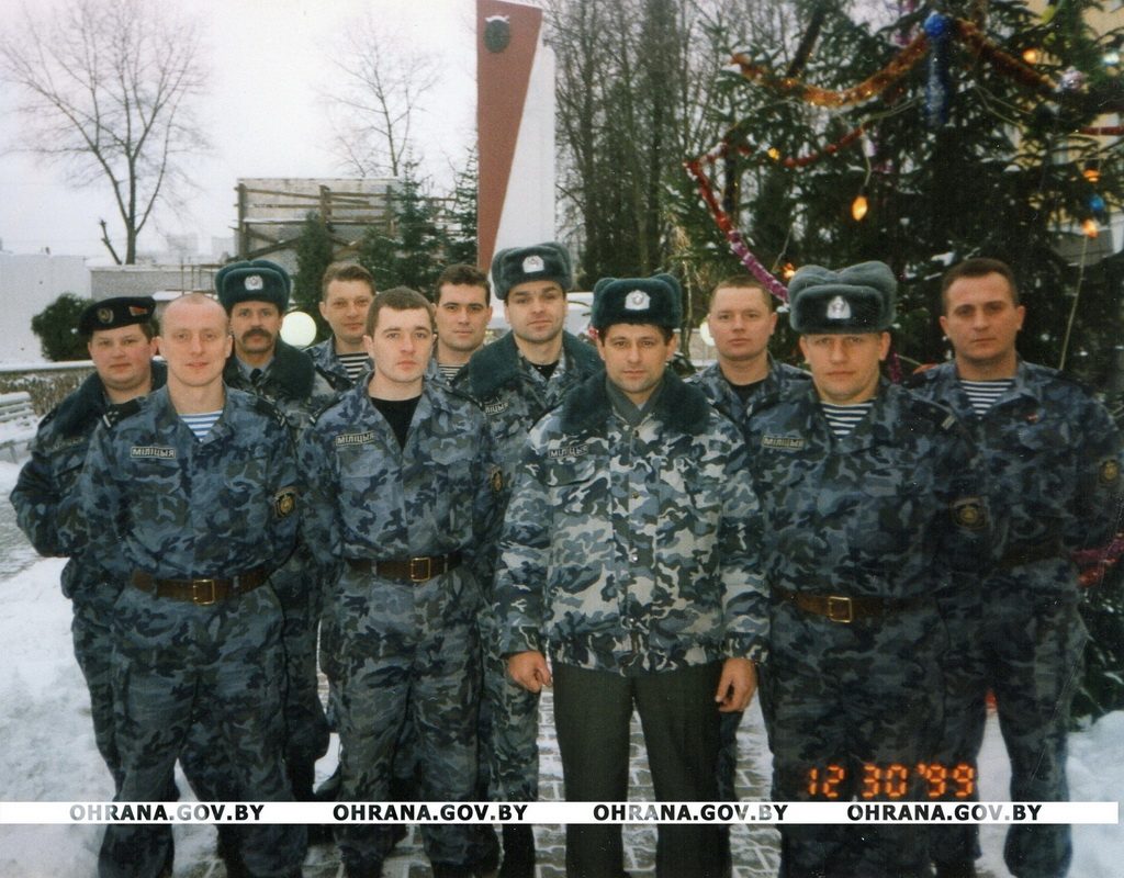 1999. Начальник роты м-р милиции Шляжко П.Ф. с личным составом1_новый размер