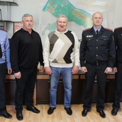 Амельченко на снимке второй с лева