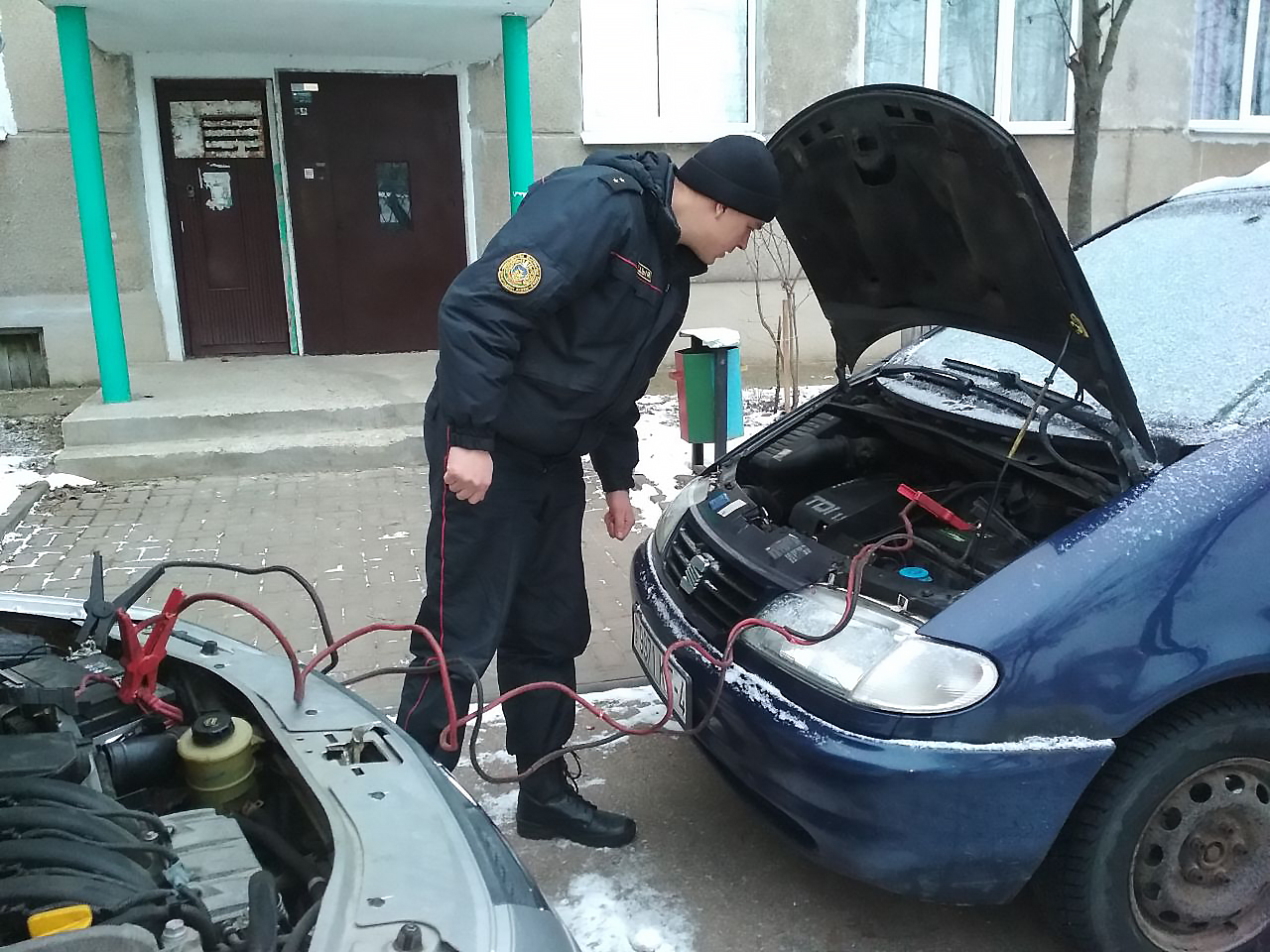 Сотрудники Сморгонского отдела охраны помогли автовладельцу | Гродненское  областное управление Департамента охраны Министерства внутренних дел