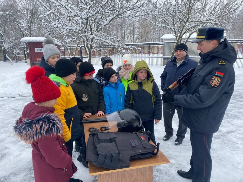 Посетили кинологический городок и примеряли спецсредства сотрудников  милиции: школьники побывали в гостях у охраны | Брестское областное  управление Департамента охраны МВД Республики Беларусь