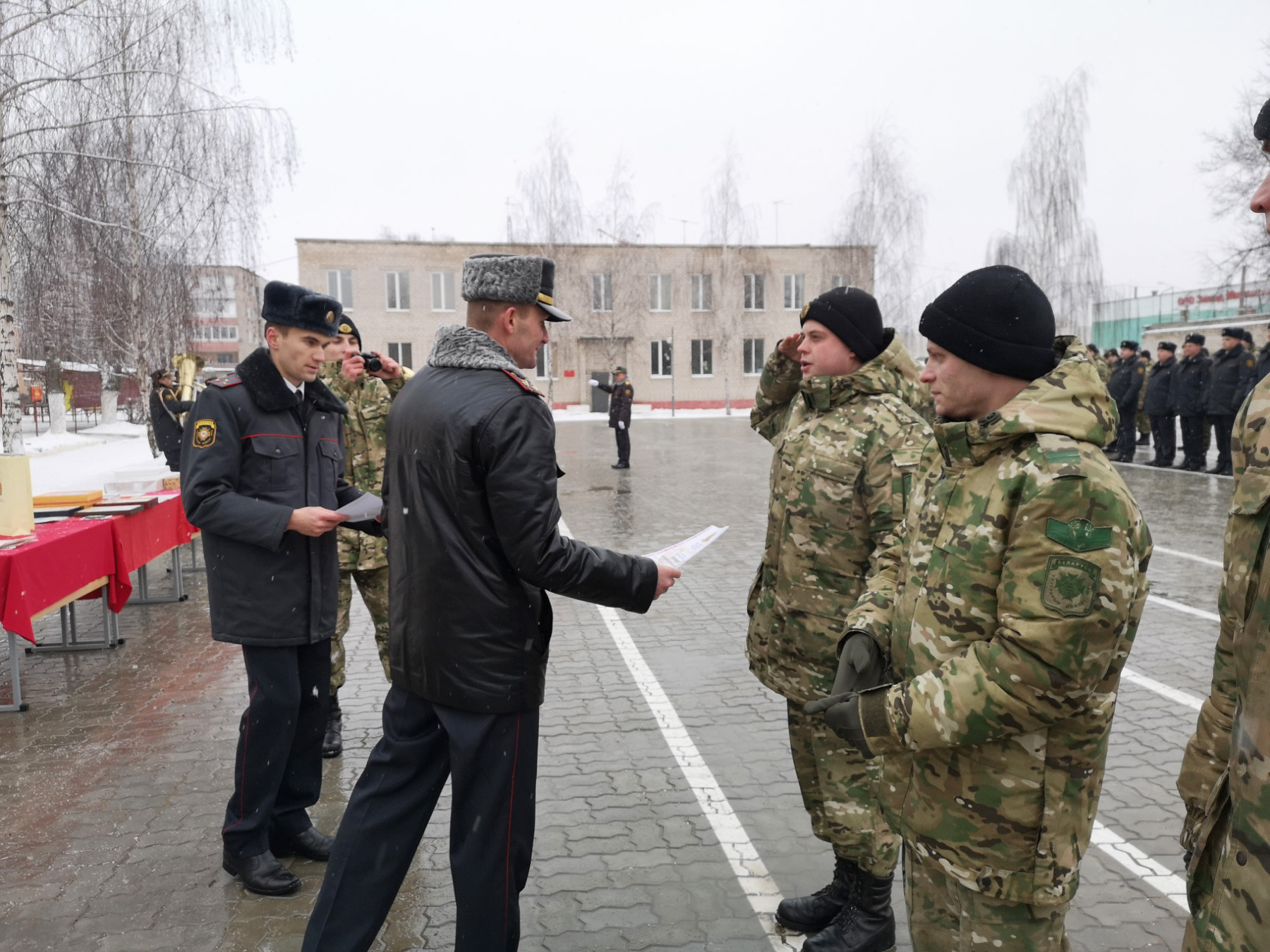 Военнослужащие войсковой части отмечены руководством Московского отдела |  Минское городское управление Департамента охраны МВД Республики Беларусь