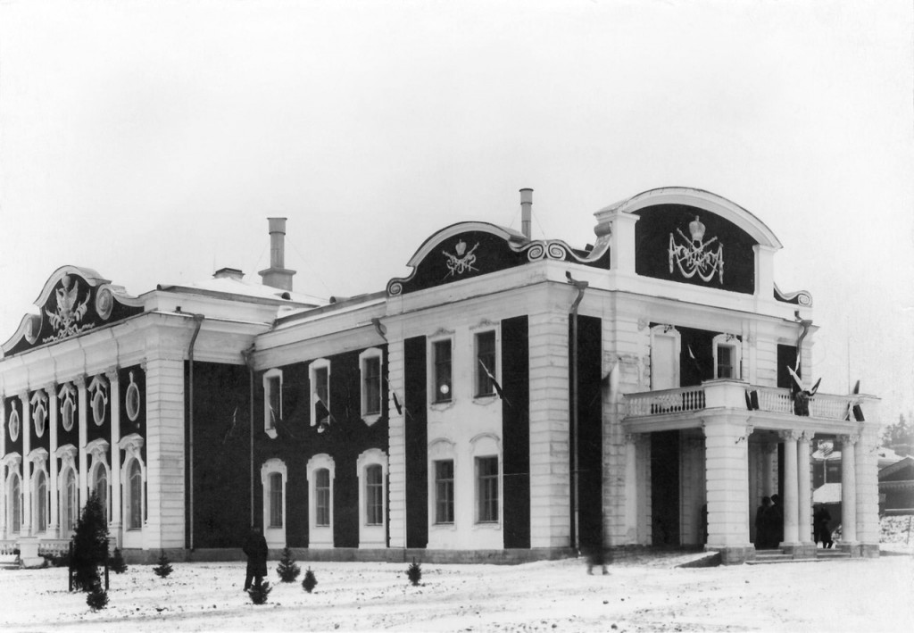 Фасад здания офицерского собрания Собственного Его Императорского Величества Конвоя (Царское Село)